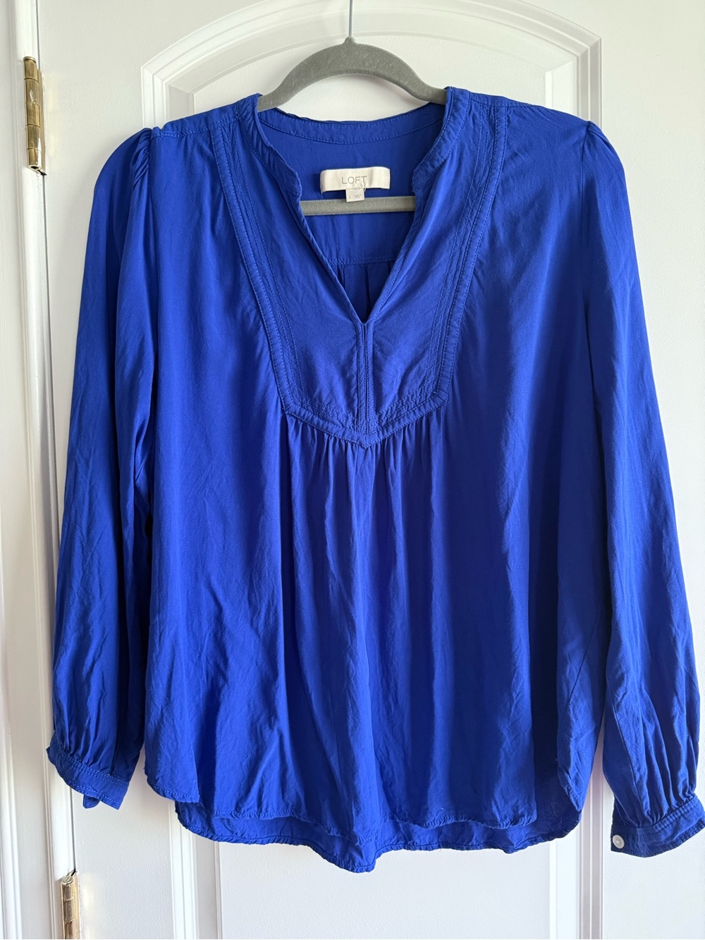 Ann Taylor Loft Women's Royal Blue Long-Sleeve V-Neck Blouse, sz. L, EUC